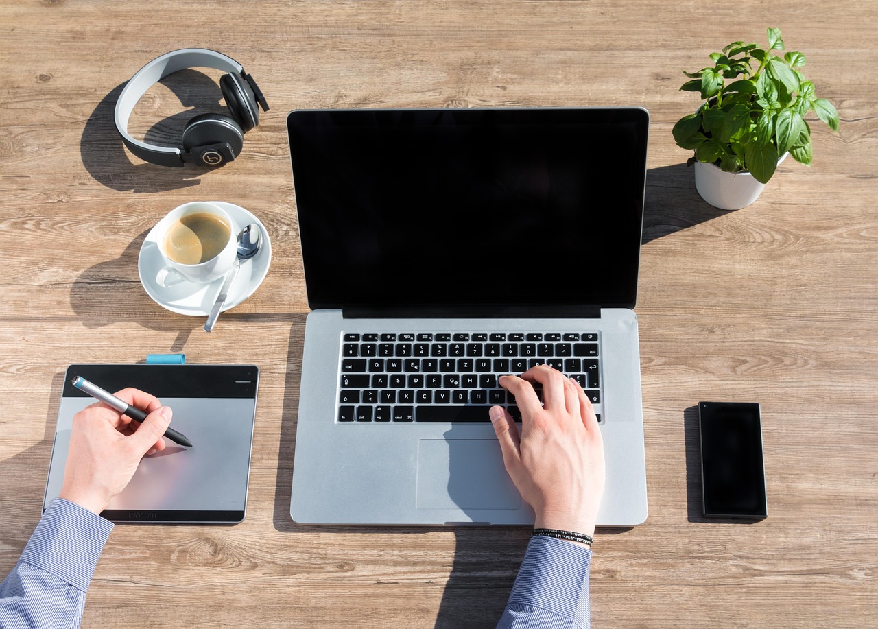Zzp'er werkt thuis achter laptop aan een bureau