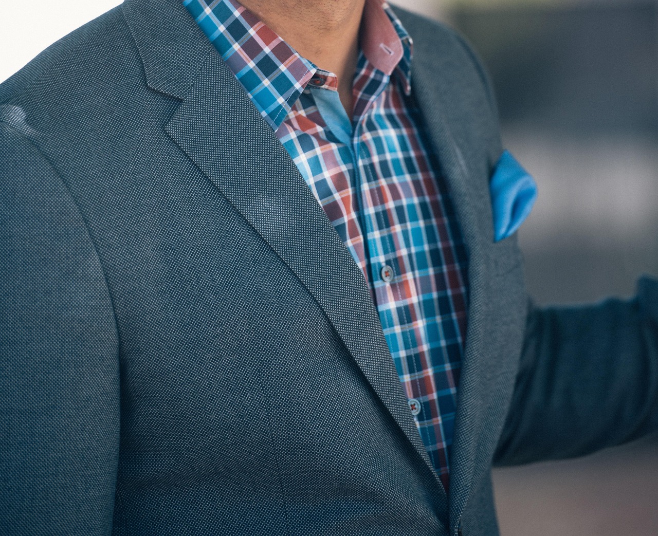 Persoon die kleding inpakt om te verkopen via een online platform