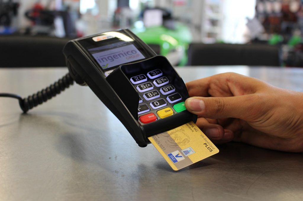 Persoon die bankbiljetten invoert in een stortautomaat