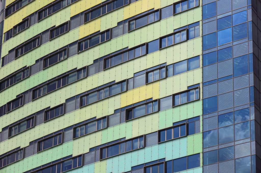 Werknemers in een Nederlands kantoor bespreken salarisinformatie