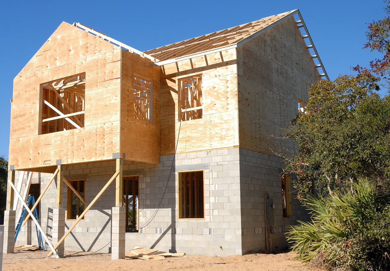 Rij nieuwbouwwoningen in aanbouw in een Nederlandse woonwijk