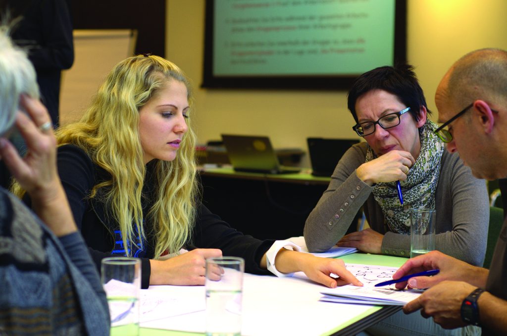 Communicatieprofessionals in overleg op kantoor