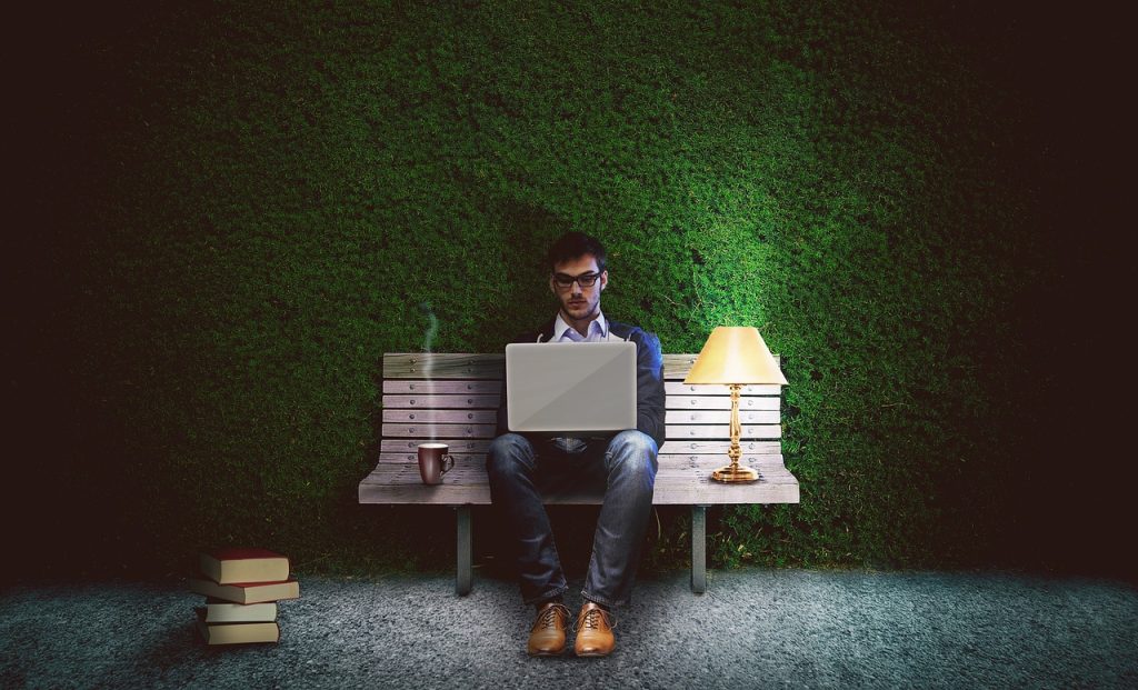 IT'er werkt aan code op een laptop op kantoor
