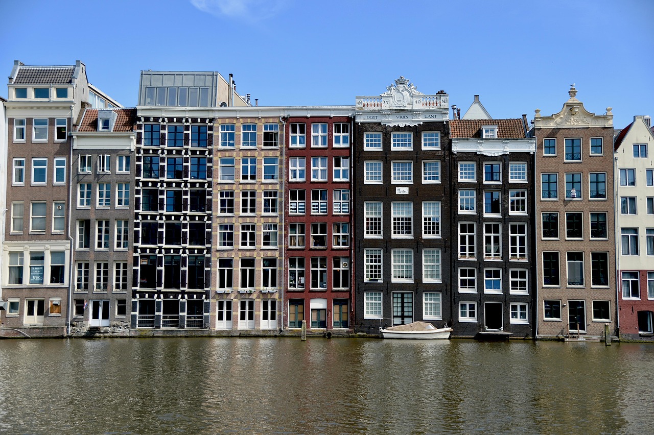 Straat met rijtjeswoningen in een Drentse stad