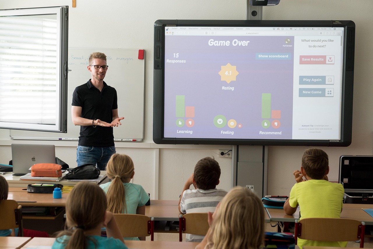 Leraar voor een klas bij een whiteboard