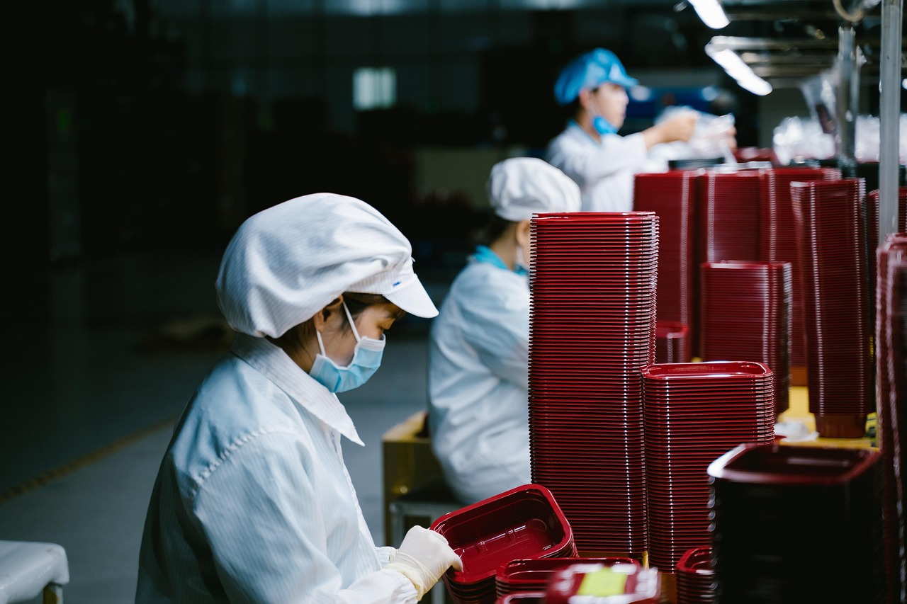 Industriële medewerker die zijn loonstrook controleert in een productieomgeving