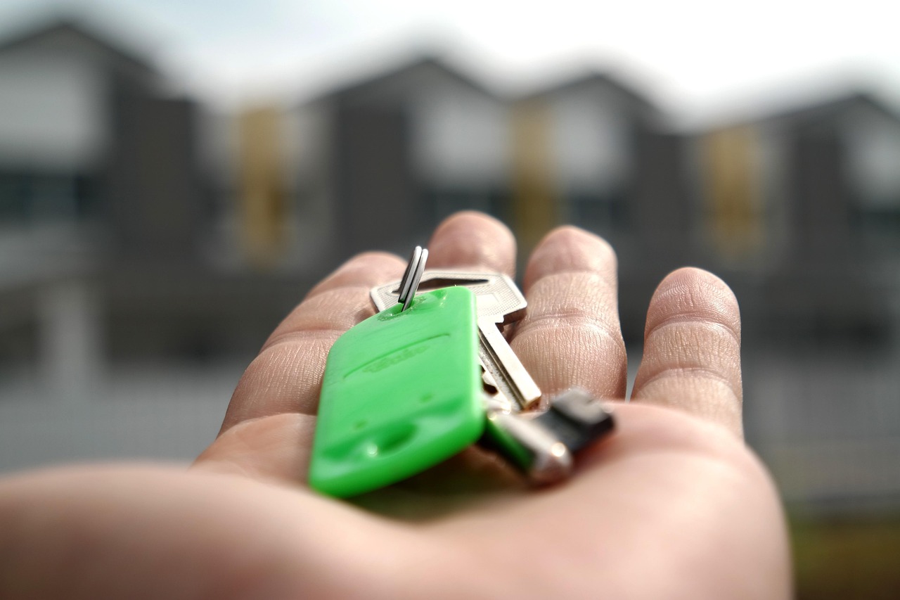 Vastgoedmakelaar toont een woning aan potentiële kopers