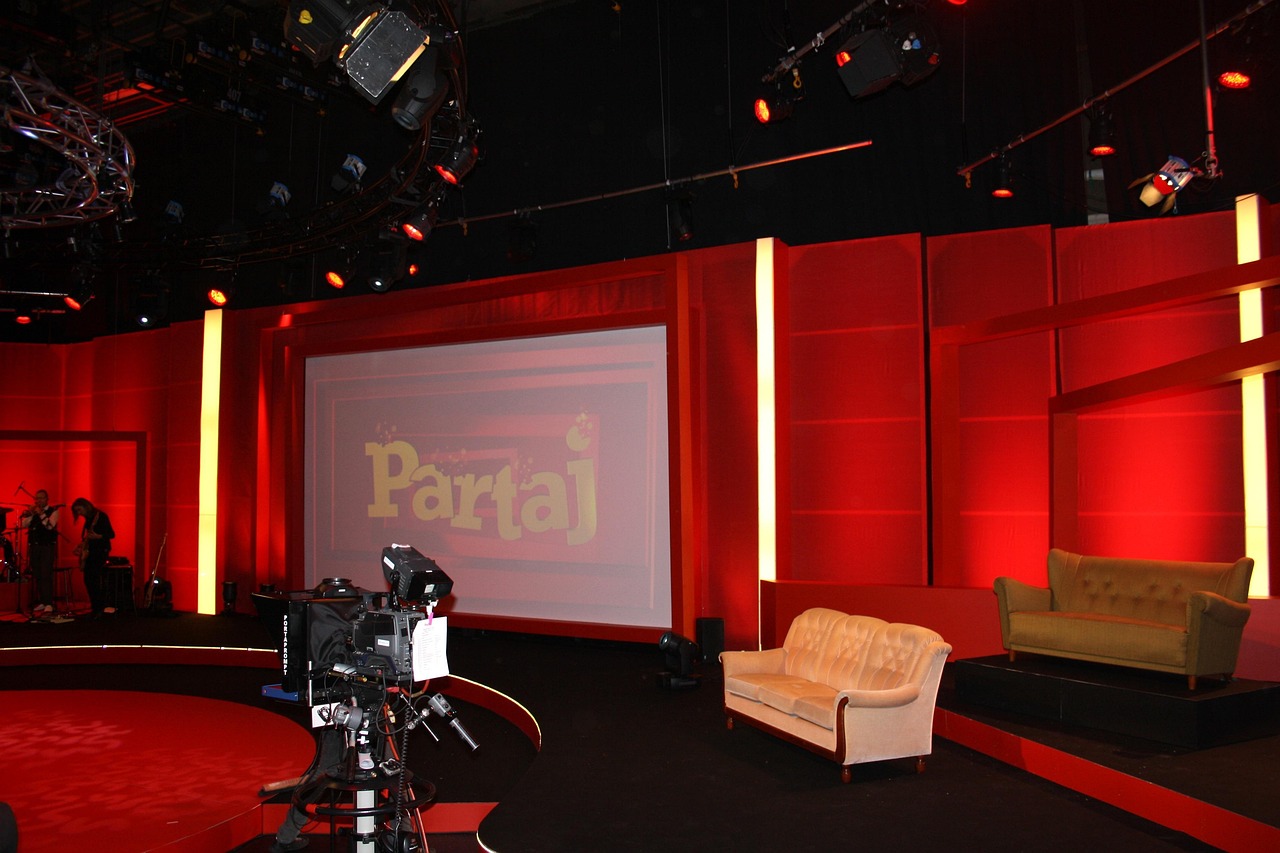 Een televisiestudio met productieapparatuur, symbool voor de entertainmentindustrie