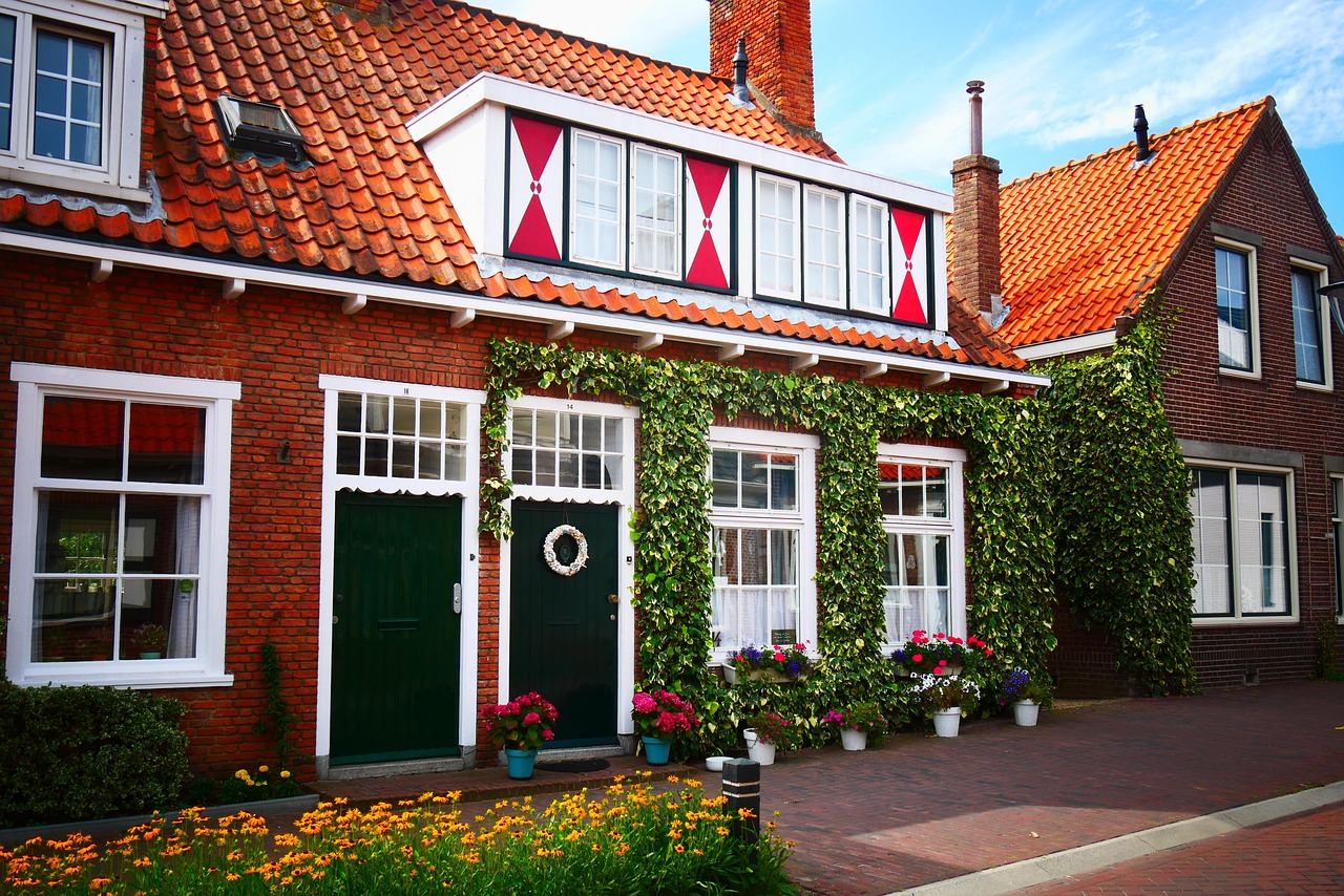 Rij eengezinswoningen in een Nederlandse buitenwijk op een zonnige dag