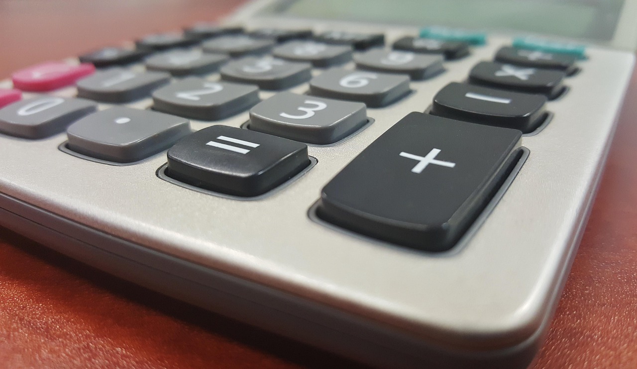 Accountant die belastingberekeningen maakt voor een zzp'er