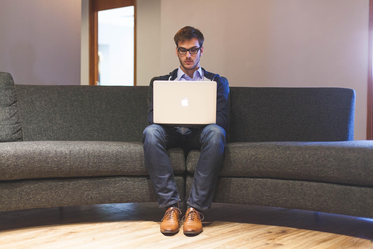 Zzp'er die een factuur opmaakt op een laptop aan een bureau