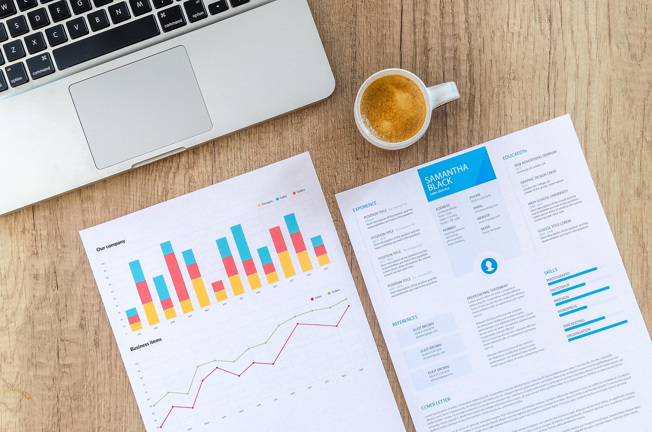 Persoon vergelijkt broker-apps op laptop voor ETF-beleggingen