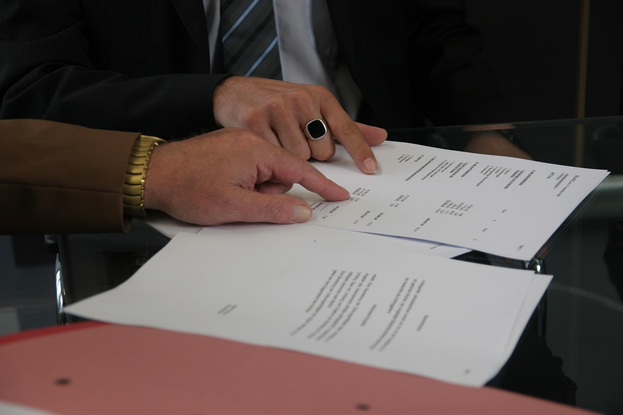 Persoon die een private leasecontract ondertekent aan een bureau