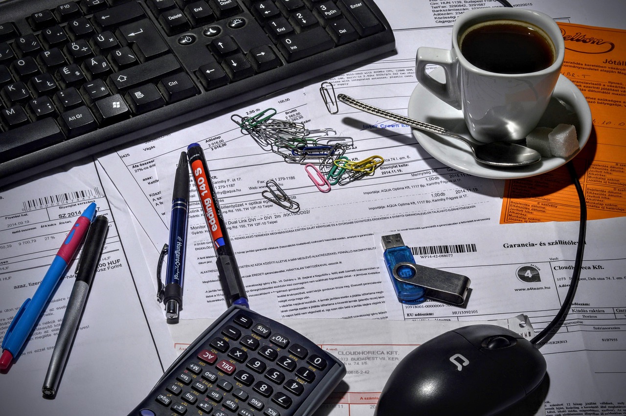 Accountant die financiële documenten bestudeert aan een bureau