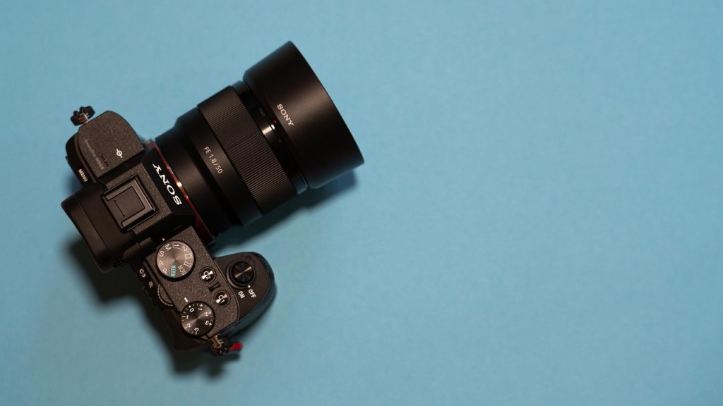 Fotograaf achter zijn camera in een professionele studio