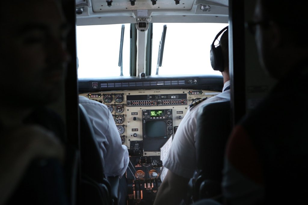 Piloot in de cockpit van een vliegtuig kijkt naar de instrumenten