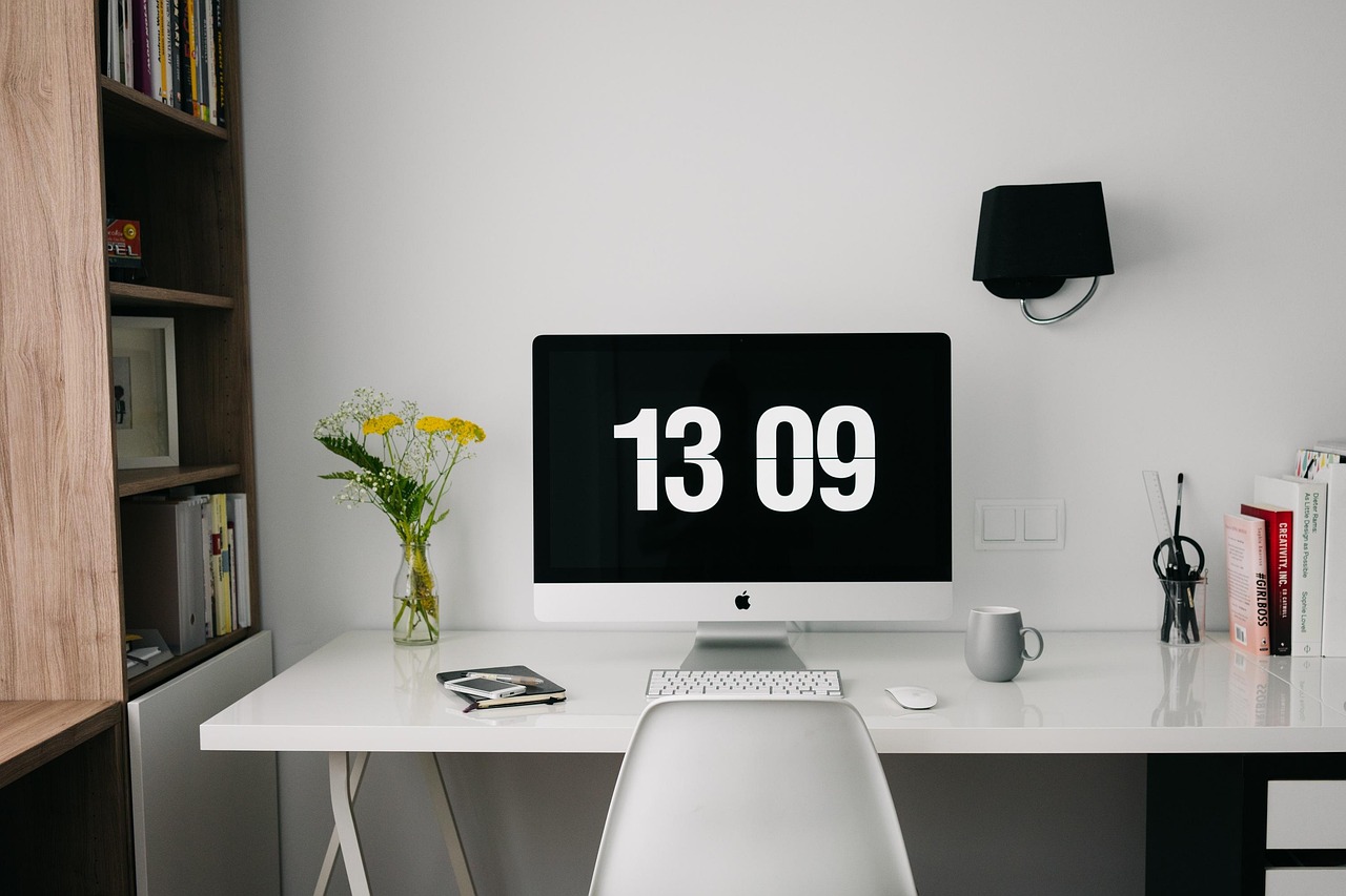 Huissleutels op een bureau bij de notaris tijdens de overdracht van een woning