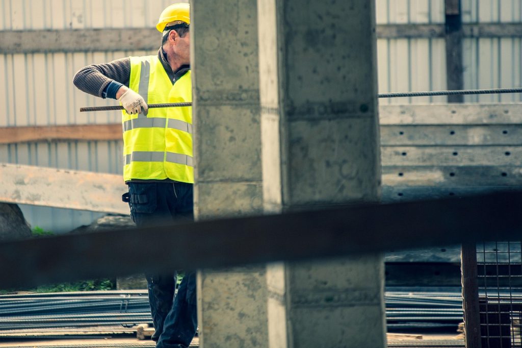 Zzp dakdekker aan het werk op een dak in de zomer
