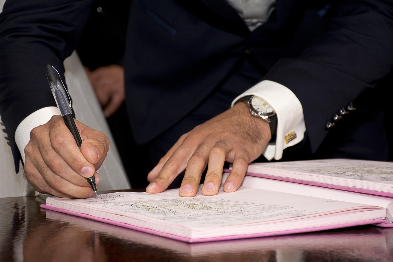 Stel tekent koopcontract voor een middeldure koopwoning