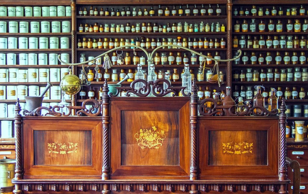 Een apotheker achter de apotheekbalie helpt een klant