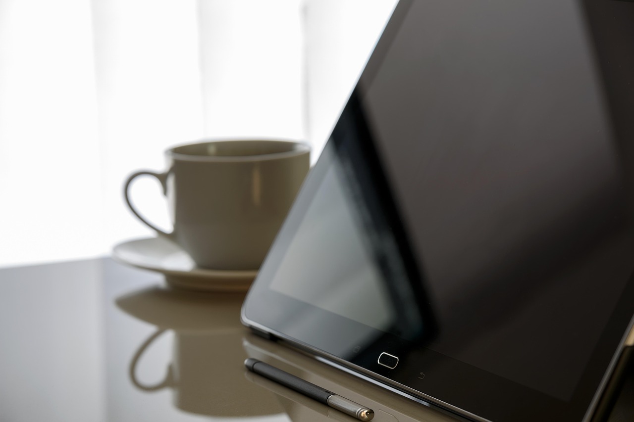 Marketing data-analist werkt op laptop met grafieken en dashboards